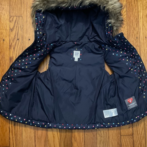 Like New Gap youth vest with detachable fur - Picture 2 of 4